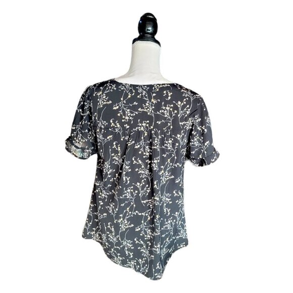 Suzanne Betro Scoop Neck Short Sleeve Ruffle Black Floral Blouse in Size M - Picture 2 of 4